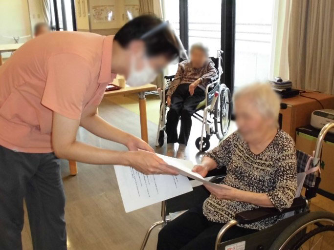 一人一人に職員より長寿の表彰を行います。