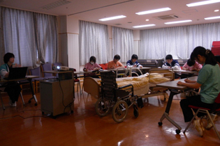 新入職員研修「移乗・移動の介助」 新入職員研修「移乗・移動の介助」