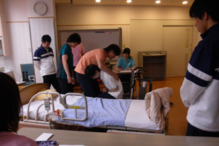 新入職員研修「移乗・移動の介助」 新入職員研修「移乗・移動の介助」