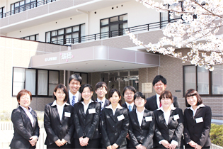 新卒者10名です。満開の桜が祝ってくれています。 新卒者10名です。満開の桜が祝ってくれています。