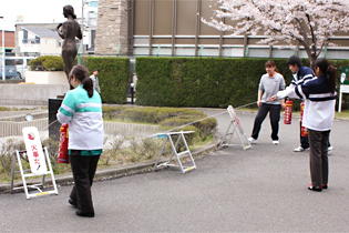 防災委員会が初期消火訓練を実施。ご利用者の命を守るため真剣です。 防災委員会が初期消火訓練を実施。ご利用者の命を守るため真剣です。