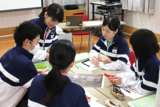 グループワーク中。意見を出し合います。 グループワーク中。意見を出し合います。